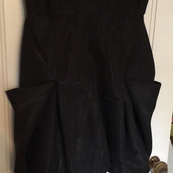 Black Vneck Bubble dress with pockets - Picture 3 of 3